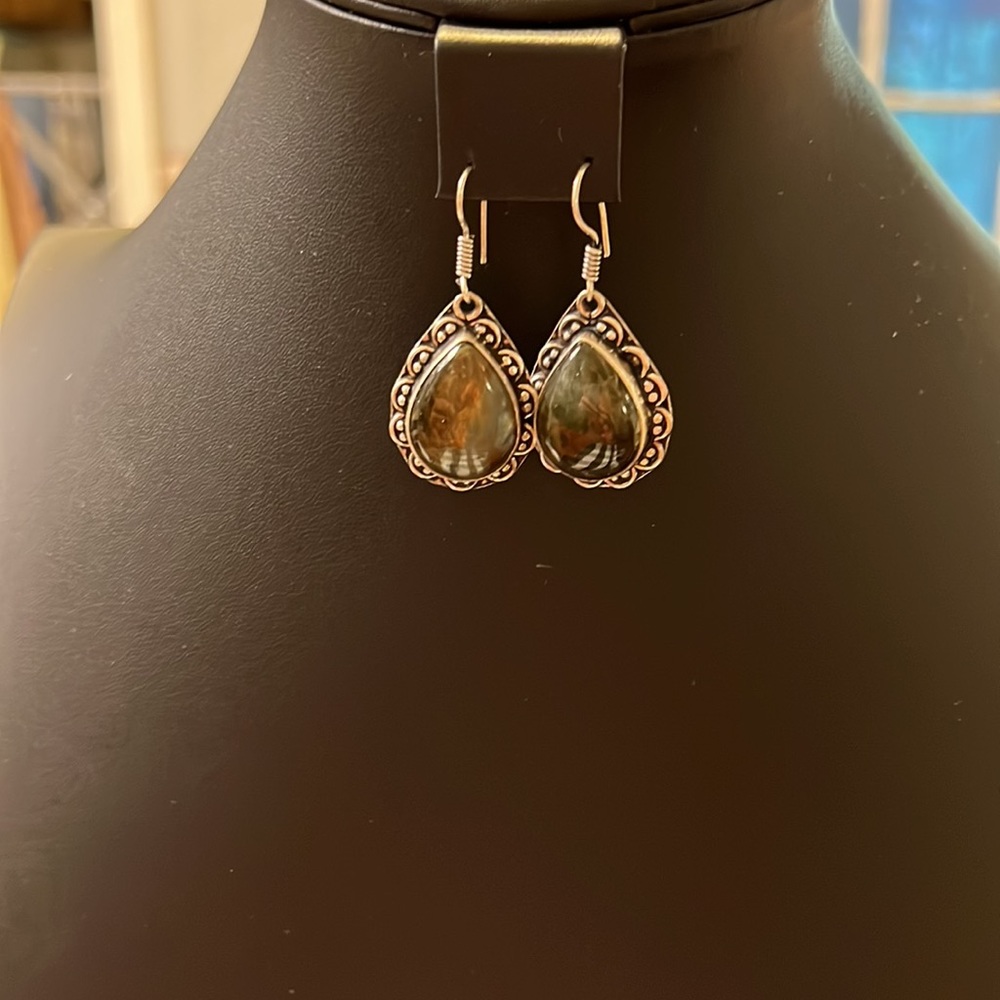 Beautiful green flash Labradorite teardrop earrings. Approx 2” drop.NWOT - Picture 5 of 7